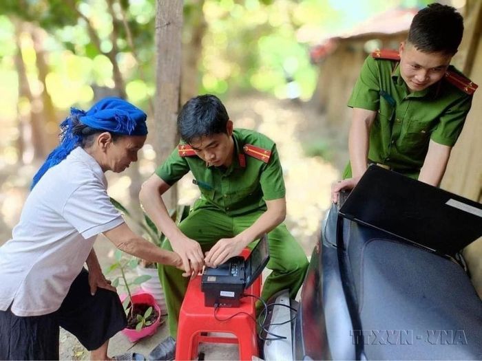 Lực lượng Công an tỉnh Cao Bằng đến từng nhà làm căn cước cho người dân vùng cao. Ảnh: TTXVN phát