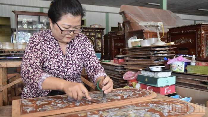  Khảm xà cừ cho tủ thờ Gò Công ở phường Sơn Qui. 
