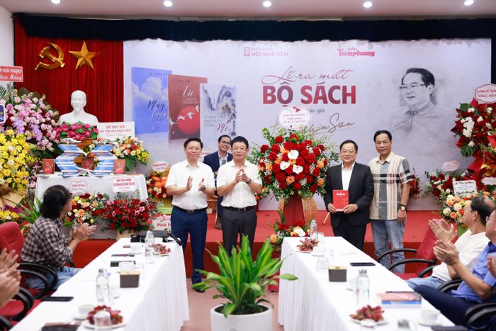 Bạn bè, đồng nghiệp chúc mừng tác giả Lê Xuân Sơn