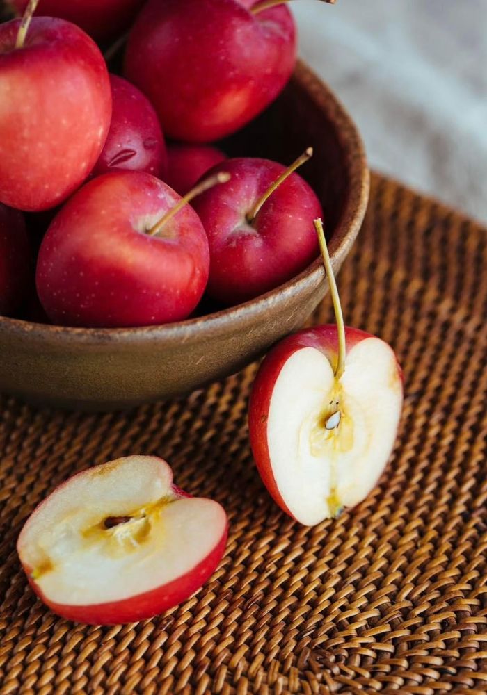 Theo một chủ cửa hàng hoa quả nhập khẩu ở Hà Nội, táo cherry giá cao do hiếm mùa, lại được vận chuyển bằng đường hàng không để giữ độ tươi ngon. Ảnh: Facebook