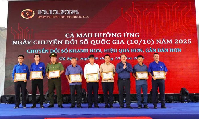  Lãnh đạo Sở KH&amp;CN tỉnh Cà Mau trao giải Cuộc thi "Tìm hiểu về khoa học, công nghệ, đổi mới sáng tạo và chuyển đổi số". 