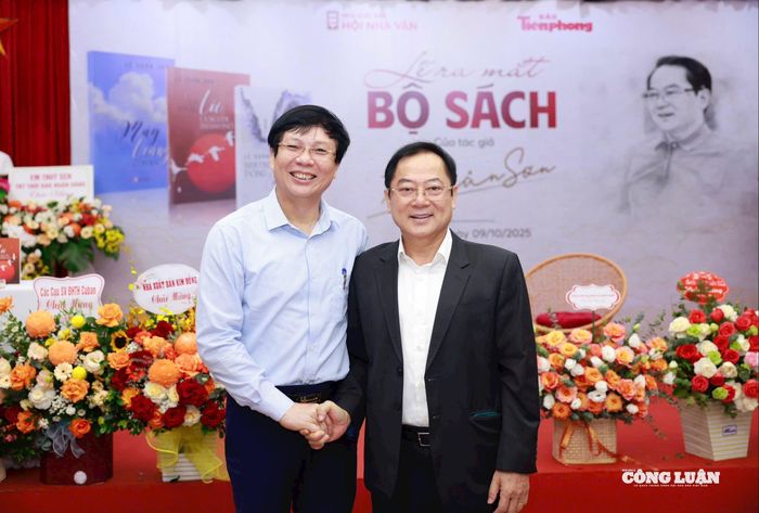 Nhà báo Hồ Quang Lợi, nguyên Phó Chủ tịch Thường trực Hội Nhà báo Việt Nam và nhà báo Lê Xuân Sơn tại sự kiện.