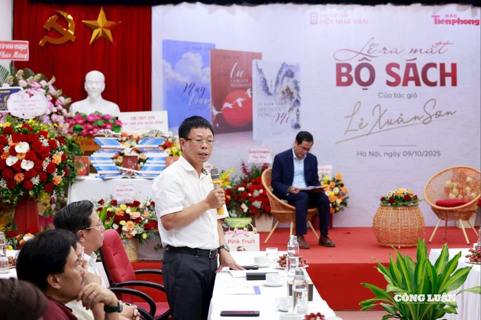 Tổng Biên tập báo Tiền Phong Phùng Công Sưởng chia sẻ tại buổi lễ.