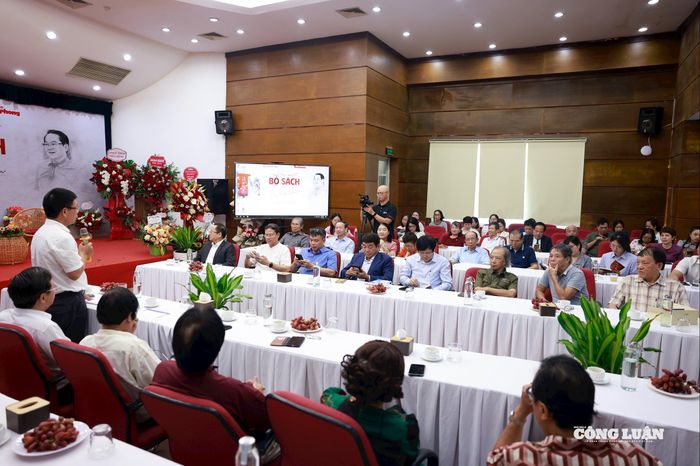 Buổi ra mắt sách được diễn ra trong không khí trang trọng và ấm cúng.
