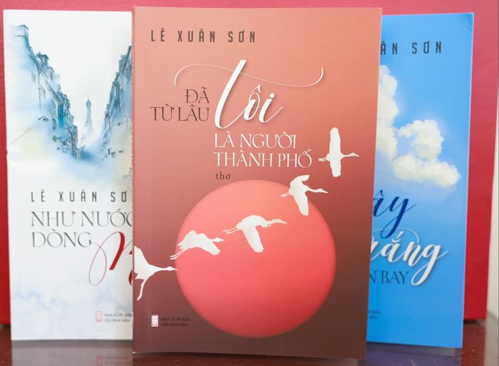 Ba cuốn sách “Đã từ lâu tôi là người thành phố”, “Mây trắng còn bay”, “Như nước dòng Mê”.