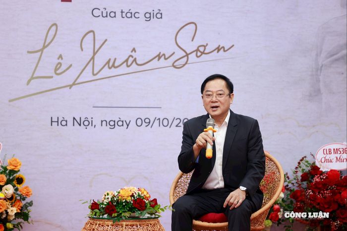 Nhà báo, nhà thơ Lê Xuân Sơn tại buổi ra mắt.