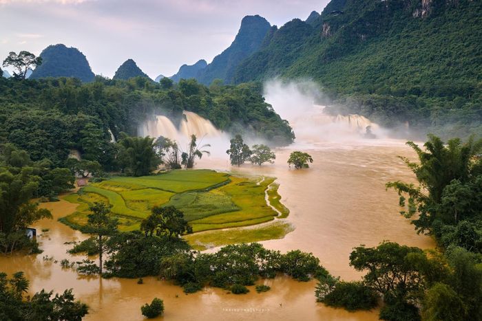 Du khách được khuyến cáo không tiếp cận gần khu vực mép thác, bờ sông, các điểm sạt lở hoặc ngập nước. Ảnh: Thái Dương AC