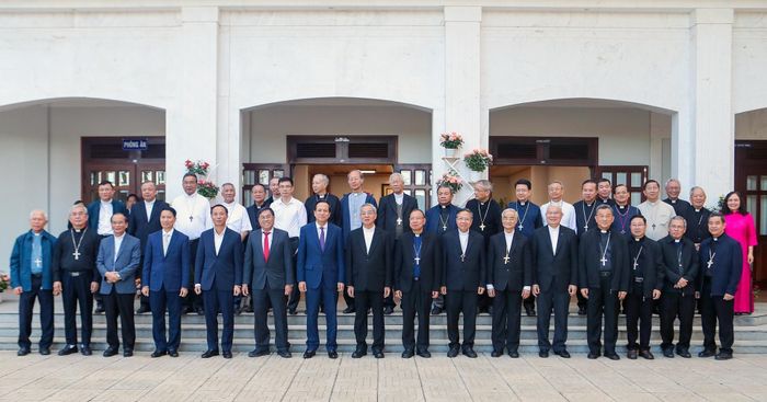 Bộ trưởng Dân tộc và Tôn giáo Đào Ngọc Dung chụp hình lưu niệm cùng Hội đồng Giám mục Việt Nam. Ảnh: Xuân Ngọc