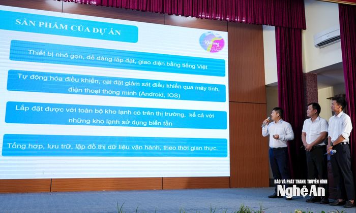 Phần thi thuyết trình dự án "Bộ điều khiển ứng dụng IoT cho kho đông lạnh". Ảnh: T.P