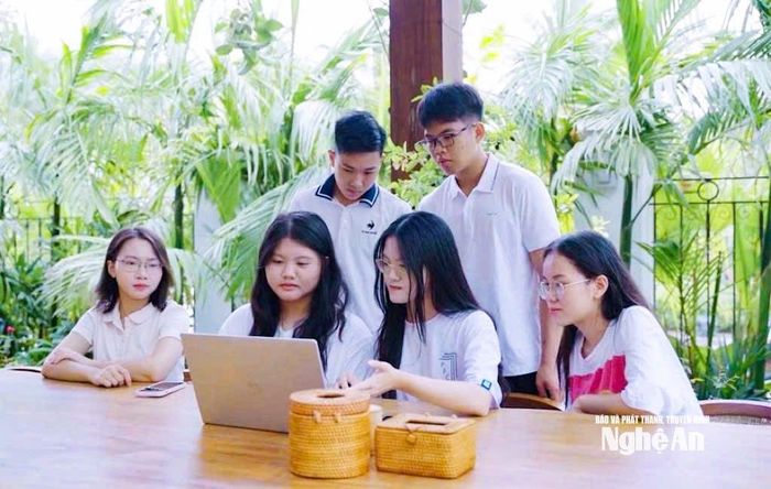 Dự án Craftverse do nhóm học sinh, sinh viên trẻ phát triển, ứng dụng công nghệ thực tế ảo (VR/AR) để tái hiện không gian làng nghề, kết nối tinh hoa thủ công mỹ nghệ Việt Nam với bạn bè quốc tế. Ảnh: T.P
