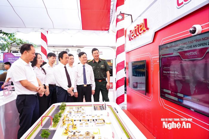 Các đại biểu tham quan gian hàng trưng bày tại sự kiện. Ảnh: T.P
