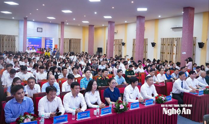 Ngày hội Khởi nghiệp đổi mới sáng tạo Nghệ An mở rộng năm 2025 thu hút đông đảo cộng đồng doanh nghiệp, sinh viên, thanh niên và người dân tham gia. Ảnh: T.P