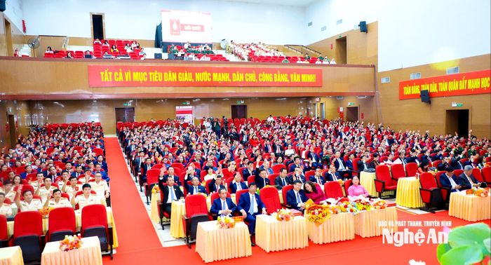 Các đại biểu biểu quyết thông qua Nghị quyết Đại hội đại biểu Đảng bộ tỉnh Nghệ An khóa XX, nhiệm kỳ 2025 - 2030. Ảnh: Thành Duy