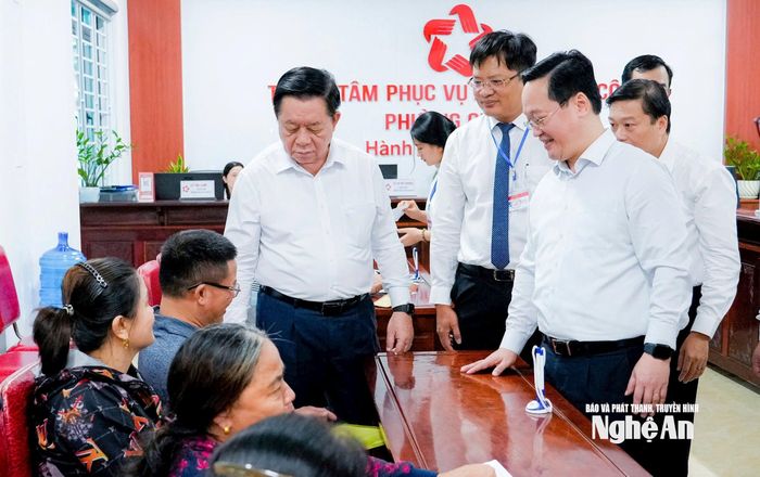 Trưởng ban Tuyên giáo và Dân vận Trung ương Nguyễn Trọng Nghĩa trao đổi với người dân đến làm thủ tục hành chính tại Trung tâm Phục vụ hành chính công phường Cửa Lò. Ảnh: Phạm Bằng