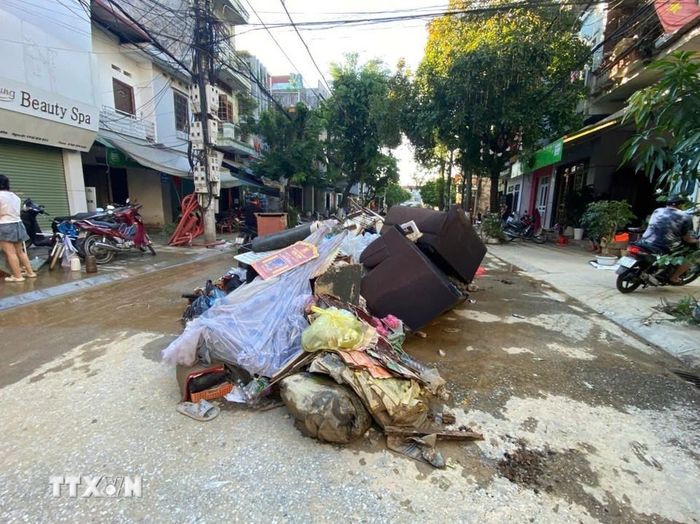 Rác khiến các phương tiện giao thông vẫn chưa tiếp cận được nhiều địa điểm. (Ảnh: Quốc Đạt/TTXVN)