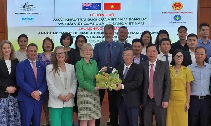  Thứ trưởng Bộ Nông nghiệp và Môi trường Hoàng Trung, Đại sứ Australia tại Việt Nam Gillian Bird và các đại biểu tại Lễ công bố xuất khẩu trái bưởi của Việt Nam sang Australia. (Ảnh: BNNMT) 