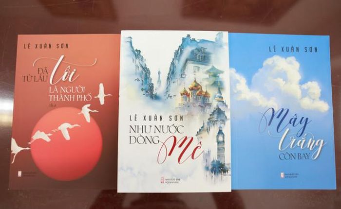  Bộ ba cuốn sách của tác giả Lê Xuân Sơn. (Ảnh: Như Ý/Vietnam+) 
