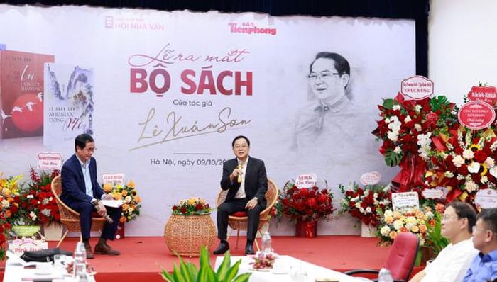  Tác giả Lê Xuân Sơn chia sẻ về bộ ba tác phẩm mới. (Ảnh: Như Ý/Vietnam+) 