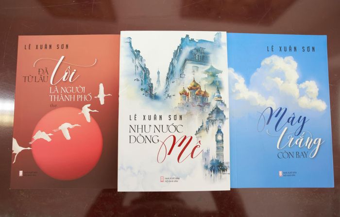 Ba cuốn sách “Đã từ lâu tôi là người thành phố”, “Mây trắng còn bay”, “Như nước dòng Mê” của nhà báo, nhà thơ Lê Xuân Sơn, nguyên Tổng Biên tập báo Tiền Phong.