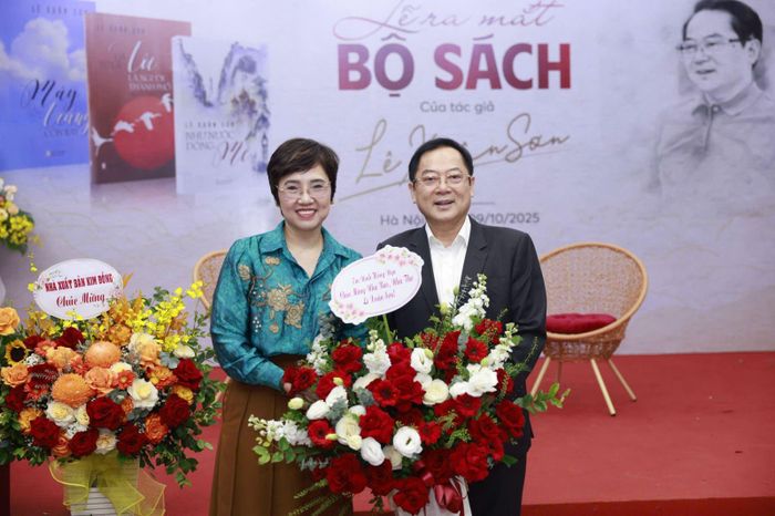 Tổng Biên tập báo Tin tức và Dân tộc (Thông tấn xã Việt Nam) Ninh Hồng Nga đến dự và tặng hoa chúc mừng lễ ra mắt bộ ba cuốn sách tâm huyết của nhà báo, nhà thơ Lê Xuân Sơn, nguyên Tổng Biên tập báo Tiền Phong.