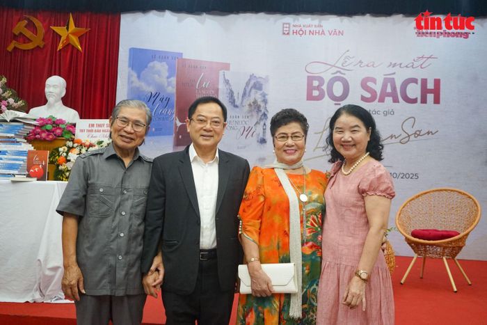 Các khách mời vui mừng đến tham dự lễ ra mắt sách của nhà báo, nhà thơ Lê Xuân Sơn.