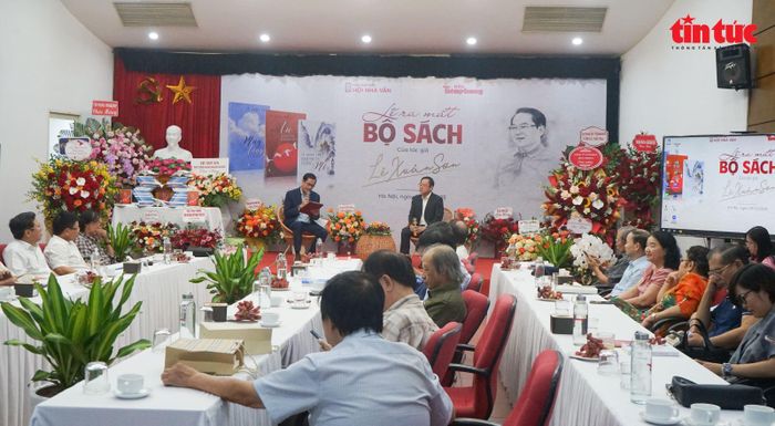 Đông đảo nhà báo, phóng viên, biên tập viên, bạn bè đến ủng hộ, động viên nhà báo Lê Xuân Sơn.