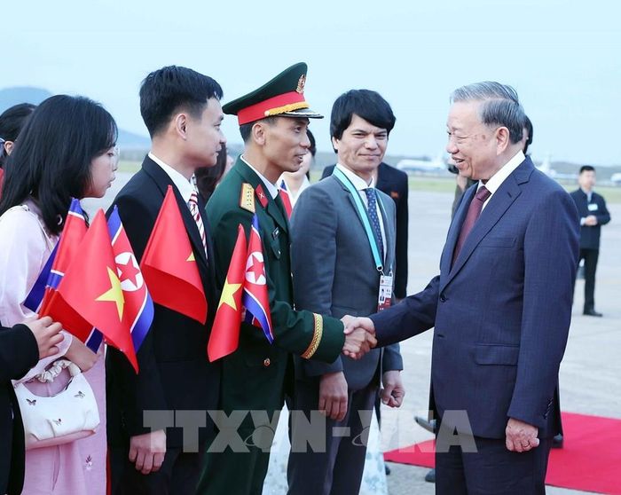Cán bộ, nhân viên Đại sứ quán Việt Nam tại Triều Tiên đón Tổng Bí thư Tô Lâm tại Sân bay quốc tế Bình Nhưỡng. Ảnh: Thống Nhất – TTXVN