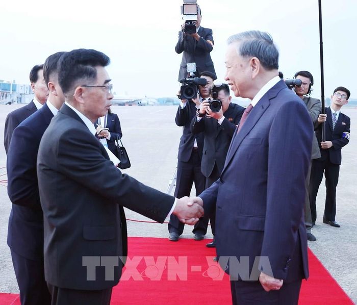 Ủy viên dự khuyết Bộ Chính trị, Ủy viên Quốc vụ, Trưởng ban Quốc tế - Ban Chấp hành Trung ương Đảng Lao động Triều Tiên Kim Song Nam đón Tổng Bí thư Tô Lâm tại Sân bay quốc tế Bình Nhưỡng. Ảnh: Thống Nhất – TTXVN