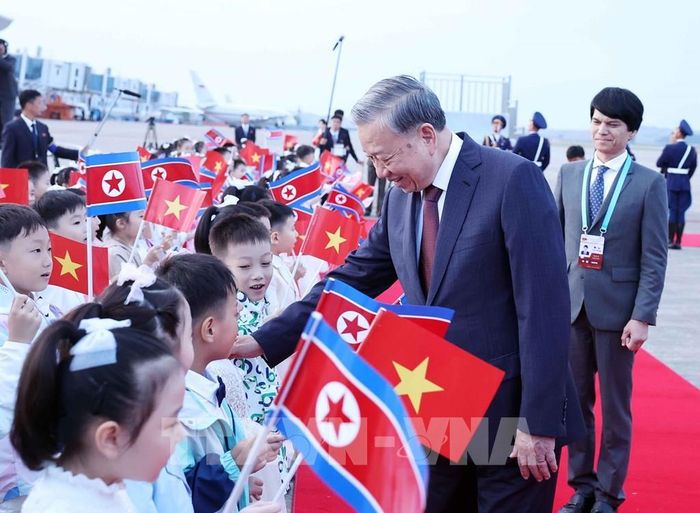 Thiếu nhi Triều Tiên chào đón Tổng Bí thư Tô Lâm tại Sân bay quốc tế Bình Nhưỡng. Ảnh: Thống Nhất – TTXVN