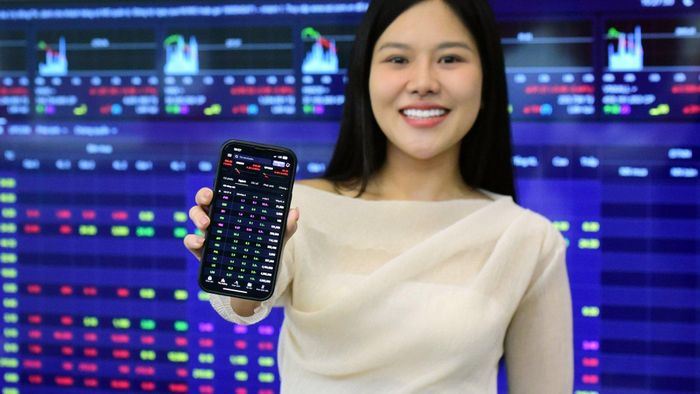 Nhà đầu tư chứng khoán hân hoan trong ngày thị trường được công bố nâng hạng. Ảnh: Hoàng Anh