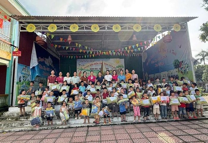 Trường mầm non Tượng Sơn, xã Nông Cống trao quà của đoàn thiện nguyện cho các cháu học sinh.
