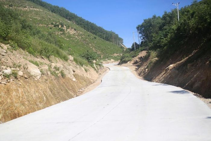  Trước đó, lưới điện cũng được đầu tư, kéo về tận làng Canh Tiến. Ảnh: Trọng Lợi 