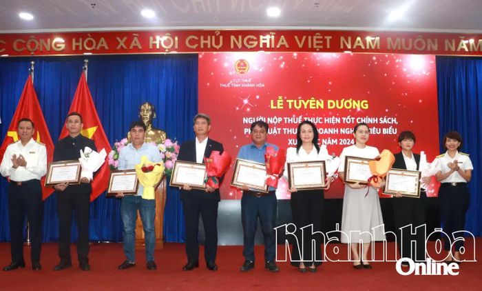 Các doanh nghiệp nhận giấy khen của Thuế tỉnh.