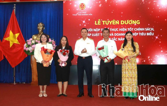 Ông Nguyễn Ngọc Tú - Trưởng Thuế tỉnh tặng hoa tuyên dương các doanh nghiệp.