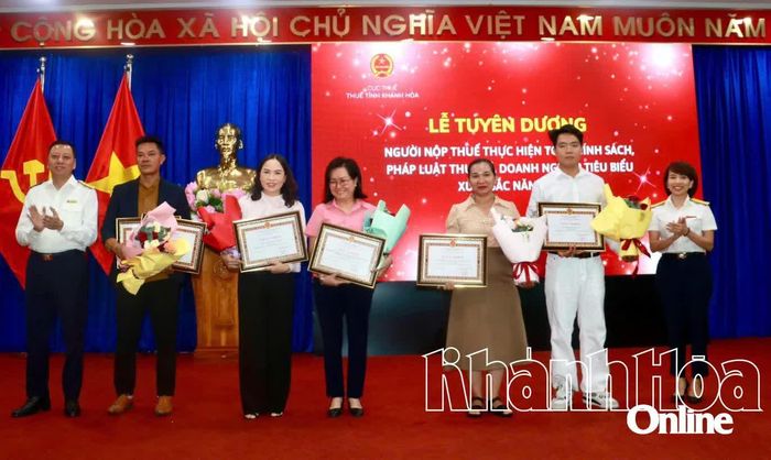Đại diện các doanh nghiệp nhận giấy khen. 