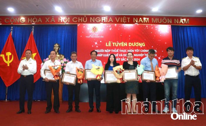 Lãnh đạo Thuế tỉnh trao giấy khen cho các doanh nghiệp.