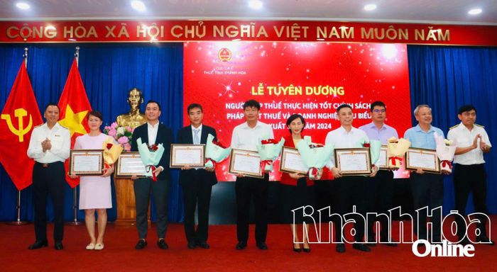 Lãnh đạo Thuế tỉnh trao giấy khen cho các doanh nghiệp.