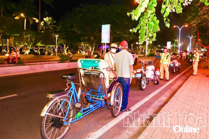 Lực lượng Cảnh sát giao thông kiểm tra, xử lý tài xế xe xích lô chạy vào đường Trần Phú.