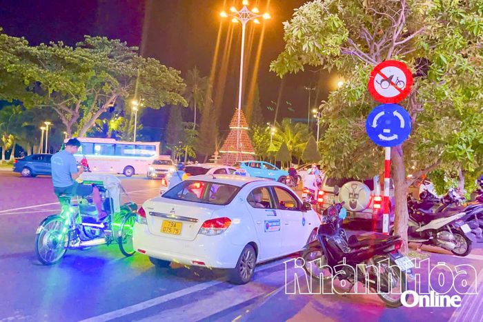 Mặc dù có biển cấm xích lô trên đường Trần Phú nhưng tài xế vẫn điều khiển xe xích lô điện vào tuyến đường này để đón khách.