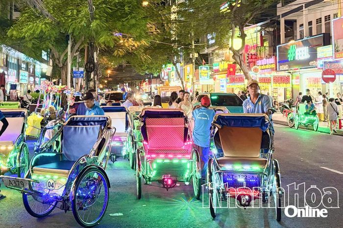 Xe xích lô điện tập trung trên đường Hùng Vương chờ đón khách.