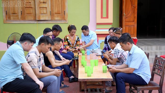  Đoàn cán bộ xã Bảo Hà kiểm tra và hướng dẫn từng bà con sử dựng dịch vụ công trực tuyến trên điện thoại tại thôn 2 Nhai Tẻn. 