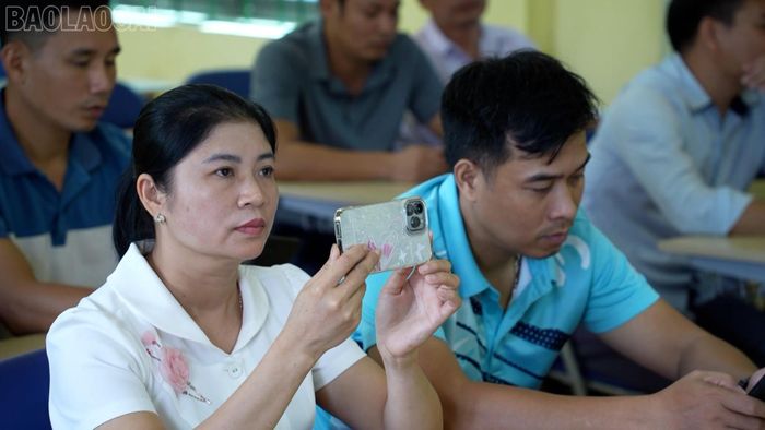 Các thầy cô chụp ảnh và ghi lại kiến thức buổi tập huấn được Trung tâm Phục vụ hành chính công xã Bảo Hà tổ chức. 