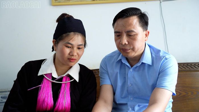  Ông Nguyễn Ngọc Thắng - Chủ tịch Ủy ban Mặt trận Tổ quốc Việt Nam xã Bảo Hà hướng dẫn bà con thôn 1 Nhai Tẻn truy cập dịch vụ công trực tuyến trên điện thoại. 