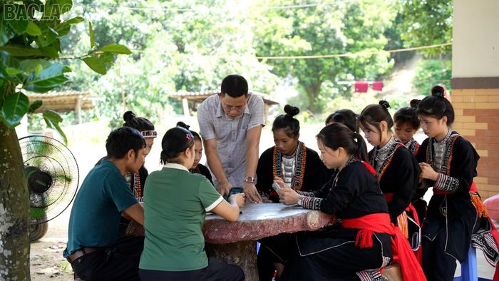  Lãnh đạoTrung tâm Phục vụ hành chính công xã Bảo Hà hướng dẫn bà con bản Bông 1-2 sử dụng dịch vụ công trực tuyến trên điện thoại. 