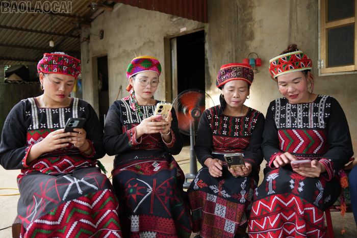  Nhờ được hướng dẫn, bà còn đã thành thạo sử dụng dịch vụ công trực tuyến trên điện thoại. 