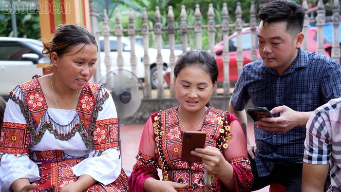  Đoàn cán bộ xã Bảo Hà kiểm tra và hướng dẫn từng bà con sử dựng dịch vụ công trực tuyến trên điện thoại tại thôn 2 Nhai Tẻn. 