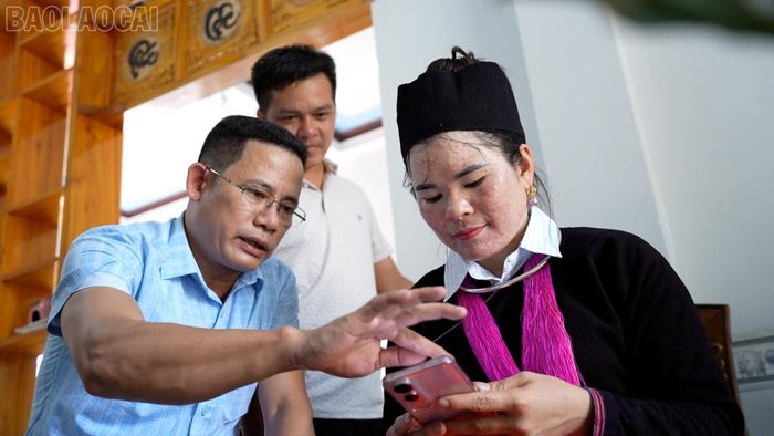  Ông Nguyễn Văn Thắng -Phó Giám đốc Trung tâm Phục vụ hành chính công xã Bảo Hà hướng dẫn bà con thôn 1 Nhai Tẻn truy cập dịch vụ công trực tuyến trên điện thoại. 