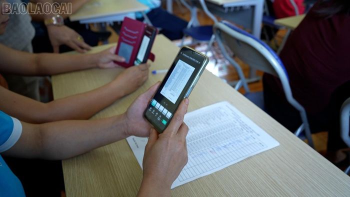  Lãnh đạoTrung tâm Phục vụ hành chính công xã Bảo Hà tập huấn cho các thầy, cô giáo về thủ tục hành chính công trực tuyến. 