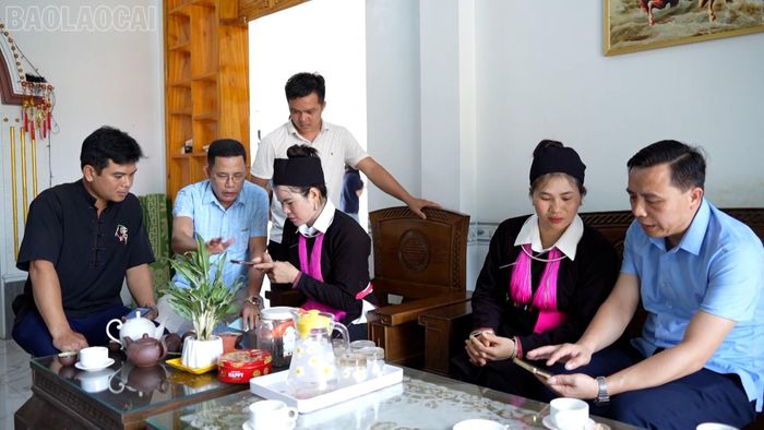 Bà con thôn 1 Nhai Tẻn, xã Bảo Hà tập trung học sử dụng dịch vụ công trực tuyến khi được cán bộ xã hướng dẫn. 