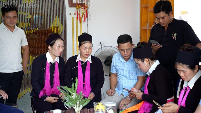  Ông Nguyễn Văn Thắng - Phó Giám đốc Trung tâm Phục vụ hành chính công xã Bảo Hà hướng dẫn bà con thôn 1 Nhai Tẻn truy cập dịch vụ công trực tuyến trên điện thoại. 
